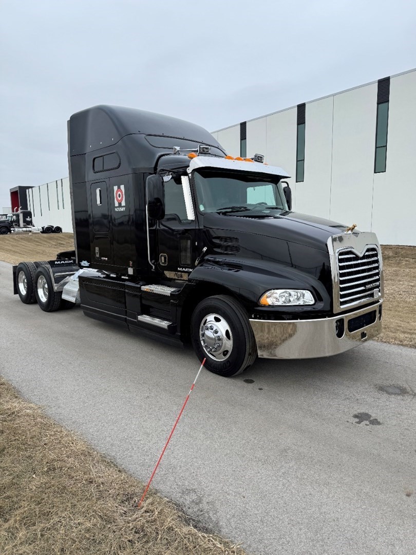 2017 MACK CXU613 - USED TRUCKS SLEEPER - image 8